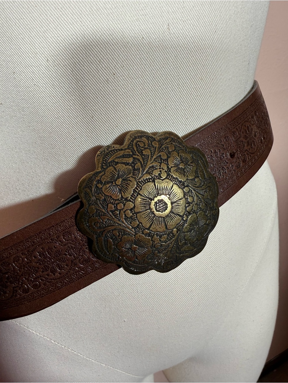 Garnet hill southwestern tooled leather oversized brass flower buckle belt - Picture 4 of 16